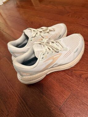 Brooks Adrenaline GTS 23
